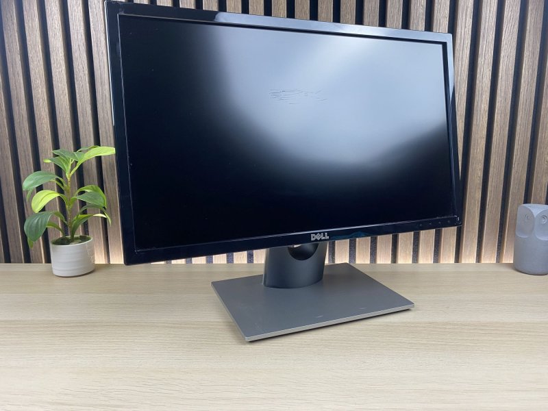 Tani monitor Dell SE2216H 1920x1080 22" VA 60Hz 6m klasa B - poświata