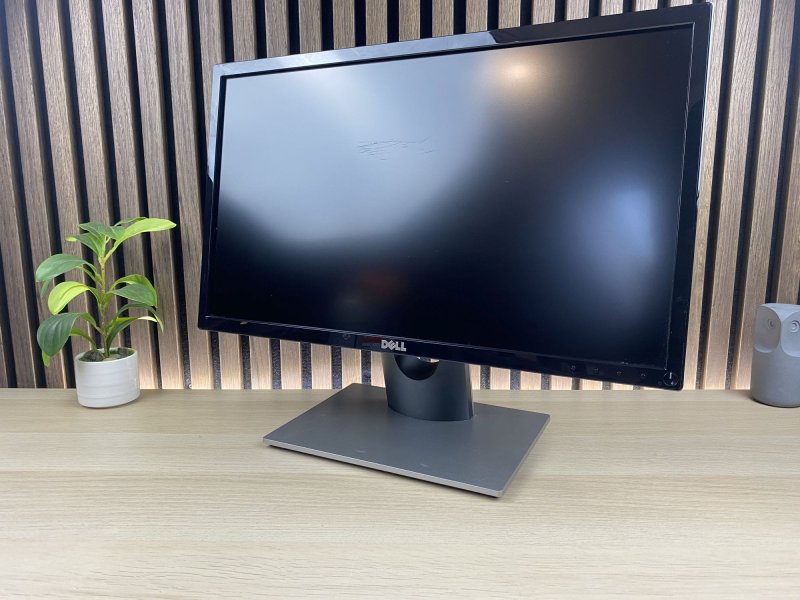 Tani monitor Dell SE2216H 1920x1080 22" VA 60Hz 6m klasa B - poświata