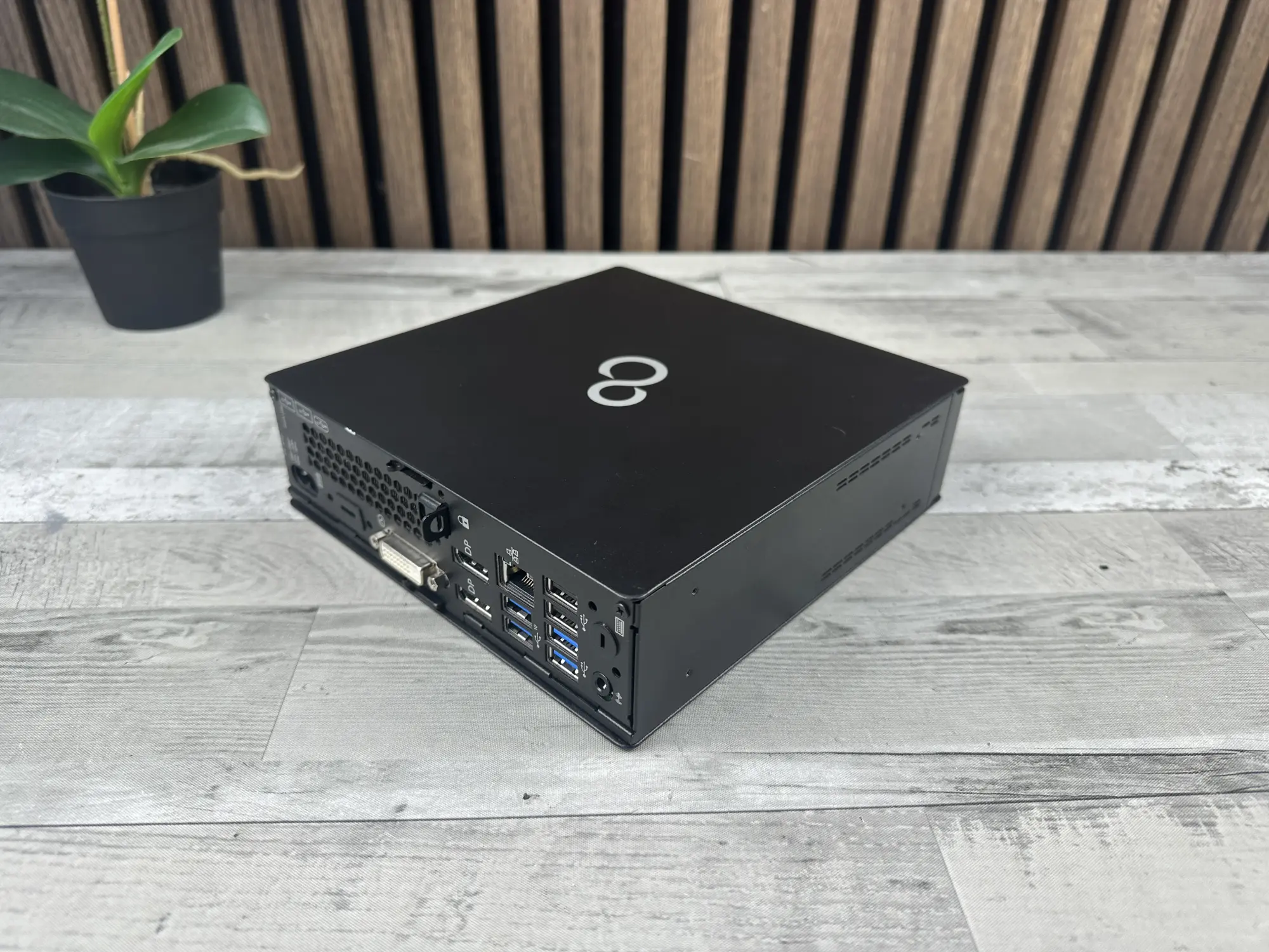 Mini počítač Fujitsu Esprimo Q958 USDT i3 8100 8/240GB Win11P kl